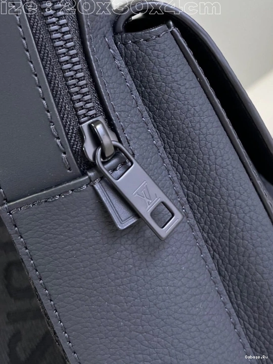 VUITTON Slingbag LOUIS Pilot 0227
